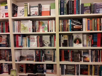 CLCHungary_InsideBookshop_2020