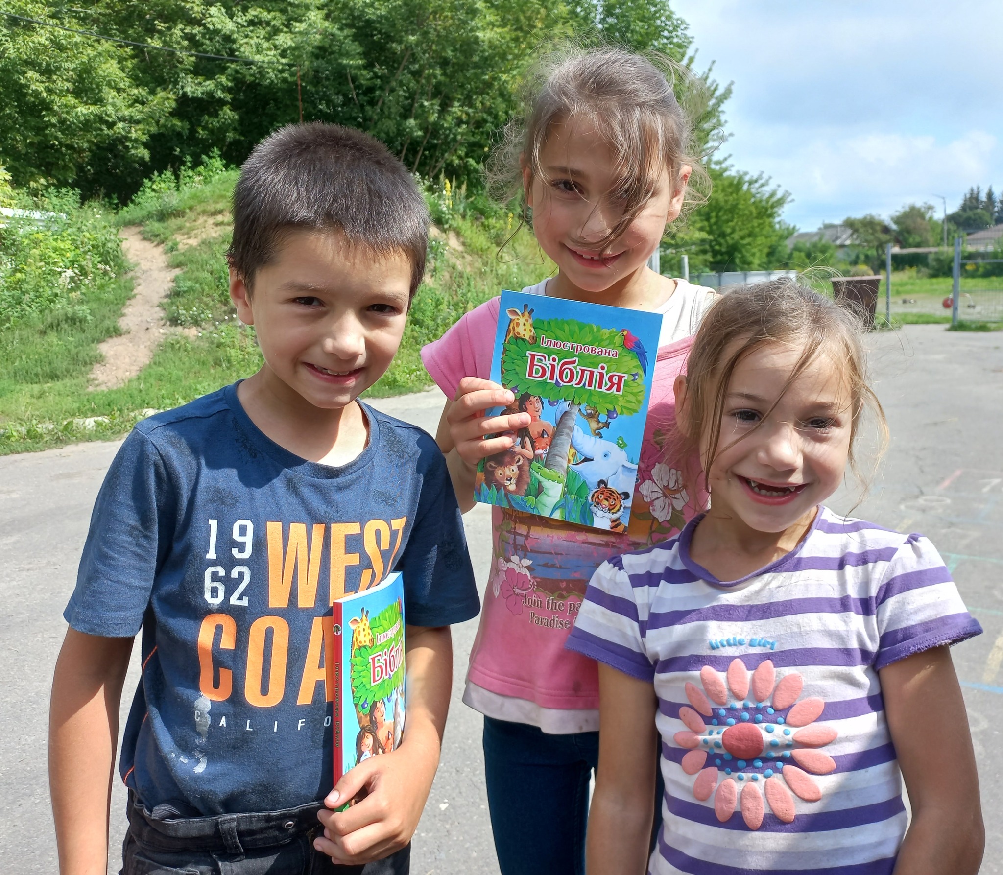 ChildrensBiblesForRefugees-2022300099152_10225341846831078_1326093683216330083_n